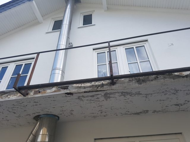 Sanierungsbedürftiger Balkon